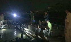 Quảng Trị: Mật phục bắt quả tang 3 tàu khai thác cát trái phép trong đêm