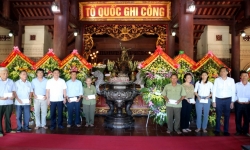 Báo Nhân Dân tặng quà thân nhân các liệt sĩ TNXP hy sinh ở Truông Bồn