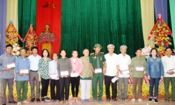 Hội Nhà báo Việt Nam thăm và tặng quà cho các gia đình chính sách tại Quảng Bình, Quảng Trị