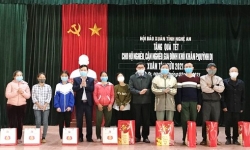 Nghệ An: Ban tổ chức Hội báo Xuân Tân Sửu 2021 tặng quà Tết người nghèo