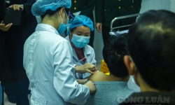 “Mở mù” để tiêm vắc xin COVID-19 cho tình nguyện viên thử nghiệm Nanocovax