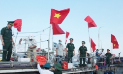 Tặng 2.000 lá cờ Tổ quốc cho ngư dân Thừa Thiên Huế vươn khơi bám biển