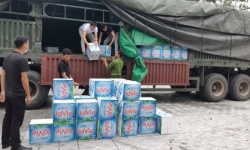 Báo Công an thành phố Hồ Chí Minh tiếp tục chuyển nước uống cho người dân vùng lũ