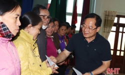 Báo Tiền Phong trao 500 triệu đồng hỗ trợ người dân vùng lũ Hà Tĩnh