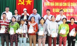 Báo Khánh Hòa, Báo Phú Yên phối hợp trao quà cho người dân vùng lũ