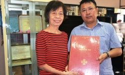 Gia đình cố nhà báo Trần Thanh Phương tặng tài liệu cho Báo Nhân Dân