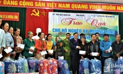 Hội Nhà báo tỉnh Nghệ An tặng quà hộ nghèo ở huyện miền núi Kỳ Sơn