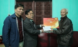 Báo Người Lao Động trao quà hỗ trợ nhà báo Tạ Kim Hùng hội viên Hội Nhà báo Quảng Ninh