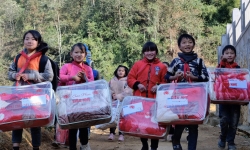 Báo Tuổi Trẻ mang chăn ấm đến với các em nhỏ vùng cao huyện Si Mai Cai, Lào Cai