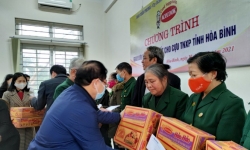 Báo Tiền Phong tặng quà tết cho cựu thanh niên xung phong gặp khó khăn tỉnh Hòa Bình