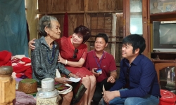Báo Giáo dục và Thời đại thăm hỏi tặng quà mẹ Việt Nam anh hùng tại tỉnh Quảng Trị