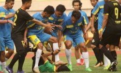 Kinh hãi cầu thủ Indonesia lao vào giẫm đạp lên đầu trọng tài tới bất tỉnh