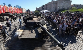Người dân Nga đổ xô đến xem 'chiến tích' xe tăng phương Tây thu được ở Ukraine