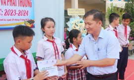Quỹ học bổng nhà văn, nhà báo Nguyễn Thế Kỷ đến với học sinh nghèo hiếu học Quảng Ngãi