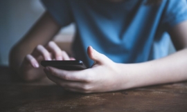 Chuyên gia tâm lý Mỹ: Trẻ em không nên sử dụng 'smartphone' và mạng xã hội