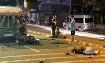 Quảng Ninh: Xe đầu kéo va chạm mạnh với xe máy, 2 người thương vong