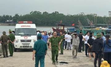 Quảng Ninh: Giông lốc đánh chìm tàu, 4 người mất tích