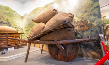 Xe cút kít làm từ gỗ bàn thờ ra trận phục vụ Chiến dịch Điện Biên Phủ