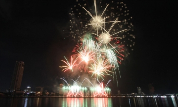 Tưng bừng khai mạc Lễ hội pháo hoa quốc tế Đà Nẵng 2024 bên bờ sông Hàn