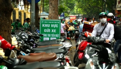 Hà Nội: Thu phí trông giữ xe không dùng tiền mặt sẽ xóa được nạn “chặt chém”