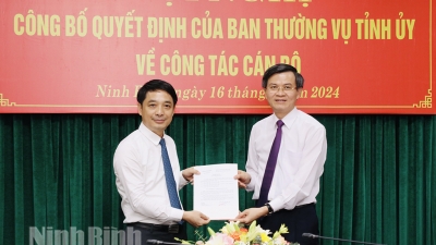 Trao quyết định bổ nhiệm Giám đốc Sở Tài chính Ninh Bình làm Phó chủ tịch HĐND tỉnh