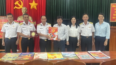 Trao tặng ấn phẩm báo Xuân cho cán bộ chiến sĩ tiểu đoàn DK1 Vùng 2 Hải quân