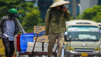 Người lao động nhọc nhằn mưu sinh dưới nắng gắt tại Hà Nội