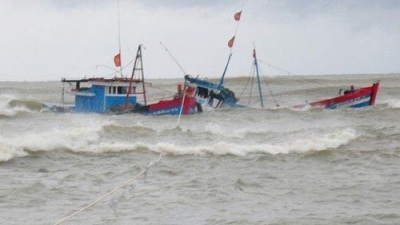 Gặp gió lốc khiến tàu câu mực bị chìm, 2 ngư dân Nghệ An mất tích