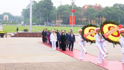 Lãnh đạo Đảng, Nhà nước viếng Chủ tịch Hồ Chí Minh nhân kỷ niệm 70 năm Chiến thắng Điện Biên Phủ