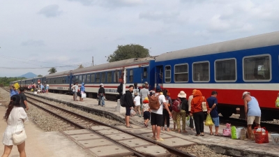 Cao điểm du lịch hè, đường sắt chạy thường xuyên nhiều đoàn tàu khách