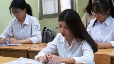 Thí sinh dự thi vào lớp 10 trường THPT chuyên Đại học Sư phạm Hà Nội năm 2023 bắt đầu thi môn Ngữ Văn