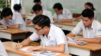 Thí sinh dự thi vào lớp 10 trường THPT chuyên Đại học Sư phạm Hà Nội năm 2023 bắt đầu thi môn Toán