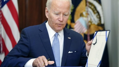 Tổng thống Biden ký dự luật an toàn súng thành luật