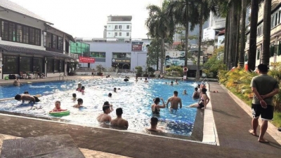 Bể bơi tại Thủ đô “chạy” hết công suất phục vụ người dân giải nhiệt ngày nắng nóng