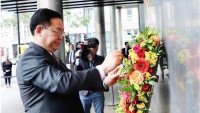 Chủ tịch Quốc hội Vương Đình Huệ dâng hoa tưởng niệm Bác Hồ tại London