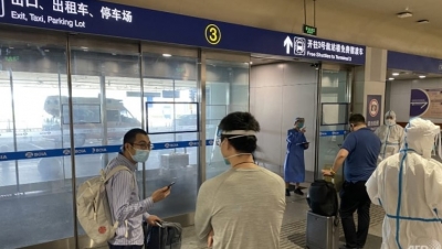 Trung Quốc cắt giảm thời gian cách ly COVID-19 đối với du khách quốc tế