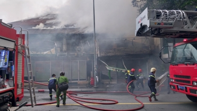 Cháy lớn cửa hàng bán tranh giữa trung tâm TP. HCM, nhiều người tháo chạy