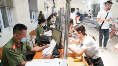 Đông đảo người dân đi làm thủ tục cấp hộ chiếu theo mẫu mới ở Hà Nội