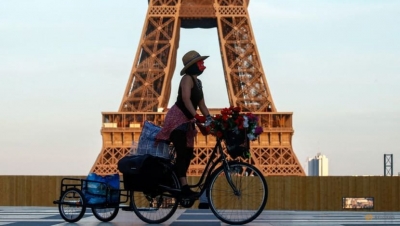 Tháp Eiffel rỉ sét toàn bộ, được cấp 60 triệu euro để sơn lại