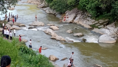 Du khách chụp ảnh suối Sa Pa trượt chân rơi xuống nước bị mất tích