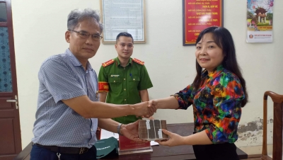 Hà Nội: Người phụ nữ trả lại 200 triệu đồng bị đánh rơi cho vị tiến sĩ