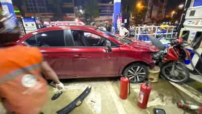 Hà Nội: Ô tô ‘đốn gục’ hàng loạt xe máy đang dừng đỗ xăng