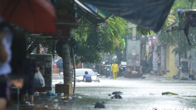 Hà Nội: Mưa lớn, nhiều tuyến phố ngập sâu trong 