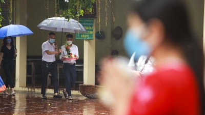 Hà Nội: Sau mưa lớn, người dân che ô đến Phủ Tây Hồ làm lễ rằm tháng 7