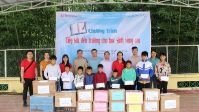 Báo Điện tử VietnamPlus hỗ trợ nhiều học sinh nghèo miền núi trước thềm năm học mới