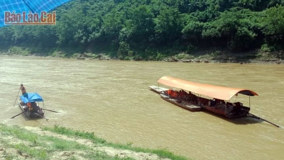 Lào Cai: Lật thuyền sông Chảy 1 em nhỏ chết và 4 người mất tích