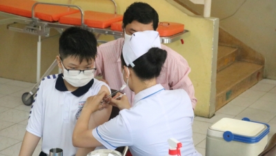 Nhiều trẻ ở TP. HCM chưa tiêm vaccine ngừa Covid-19: Phụ huynh sợ vaccine hết hạn