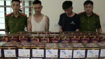 Bắt 3 đối tương cấu kết mua 350 kg pháo tại Lào về bán kiếm lời