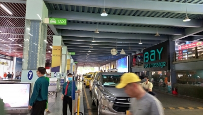 Sẽ xử nghiêm taxi, xe công nghệ chèo kéo, làm giá ở sân bay Tân Sơn Nhất