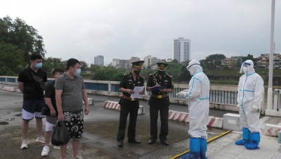 Lào Cai: Trao trả 3 người Trung Quốc trốn từ các sòng bạc Campuchia, vượt biên trái phép